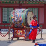 Dinas Damkar Jombang Hapus Sarang Tawon di Sekolah