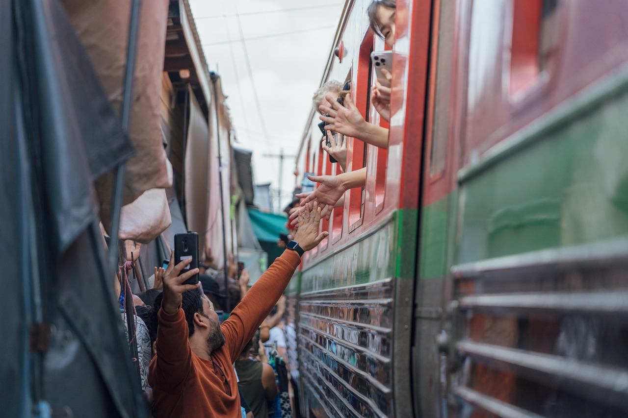 Dinas Damkar Jombang Evakuasi Longsor di Sekolah